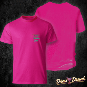 T-shirt unisex fuxia con stampa logo piccolo lato cuore, visualizzata su sfondo neutro per anteprima prodotto.