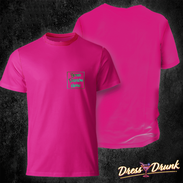 T-shirt unisex fuxia con stampa logo piccolo lato cuore, visualizzata su sfondo neutro per anteprima prodotto.